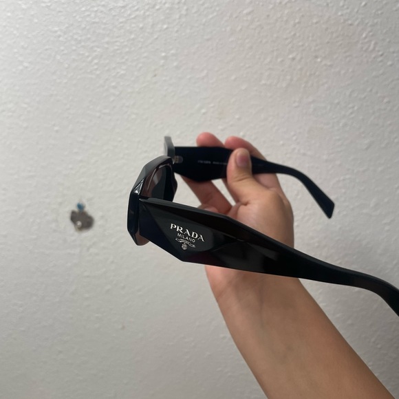 Prada sunglasses - Picture 6 of 7